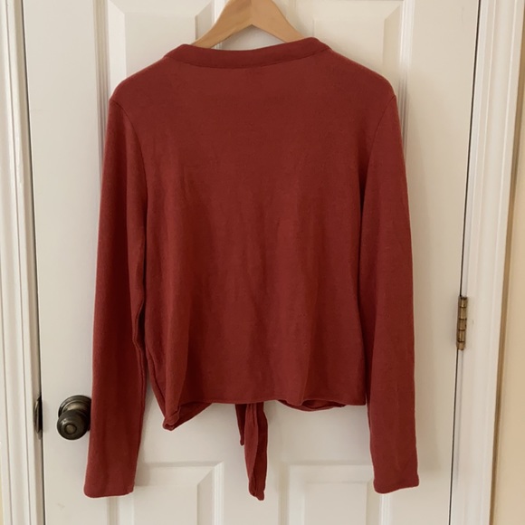 Soft coral sweater with front tie - Picture 2 of 5